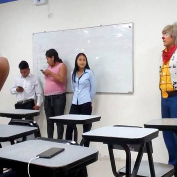 Quien realmente desea superarse buscará la forma de lograrlo y tal es el caso de un joven que trabaja de payaso para pagar sus estudios