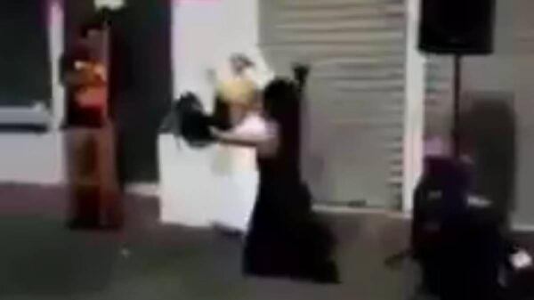 Video: "Lucha" entre predicadora y joven que celebraba el orgullo gay