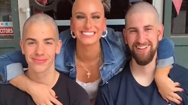 La historia de dos comprensivos jóvenes que se rapan para donarle cabello a una prima con alopecia se viraliza
