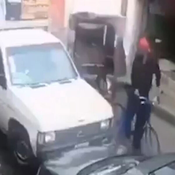 Bicitaxista e cachado mientras robaba las pertenencias de un chofer de carga, quien había dejado abierta la camioneta