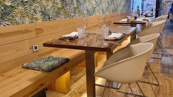 El restaurante AQ exhibió a través de sus redes sociales a una influencer que pidió comer gratis a cambio de una reseña sobre el lugar