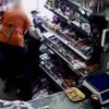 Una mujer encargada de una tienda logró someter a un ladrón que la sorprendió colocándole una navaja en el cuello