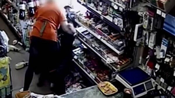 Una mujer encargada de una tienda logró someter a un ladrón que la sorprendió colocándole una navaja en el cuello