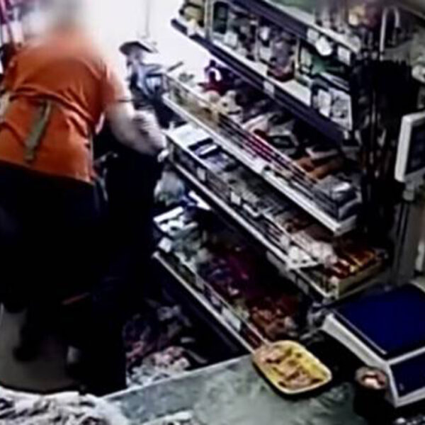 Una mujer encargada de una tienda logró someter a un ladrón que la sorprendió colocándole una navaja en el cuello