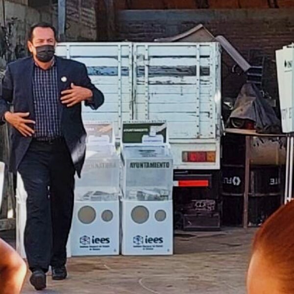 En Sinaloa, candidato a gobernador acudió a emitir su voto portando chaleco antibalas