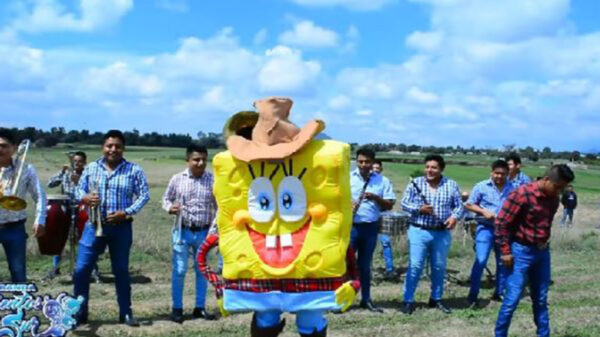 El socavón se ha convertido en el escenario para grabar videos musicales, ahora la Banda Vientos del Sur, lanzó su nueva canción