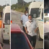 Choferes retiran barreras de señalización por socavón en carretera.