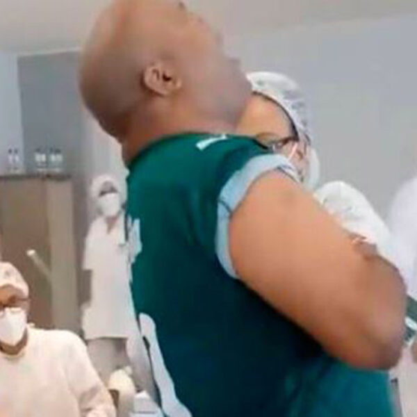 Un hombre que cayó al suelo durante la aplicación de la vacuna contra el Covid-19, le tiene miedo a la inyecciones