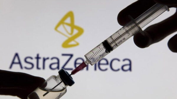 Podría AstraZeneca aplicar una tercera dosis antiCovid para mayor efectividad