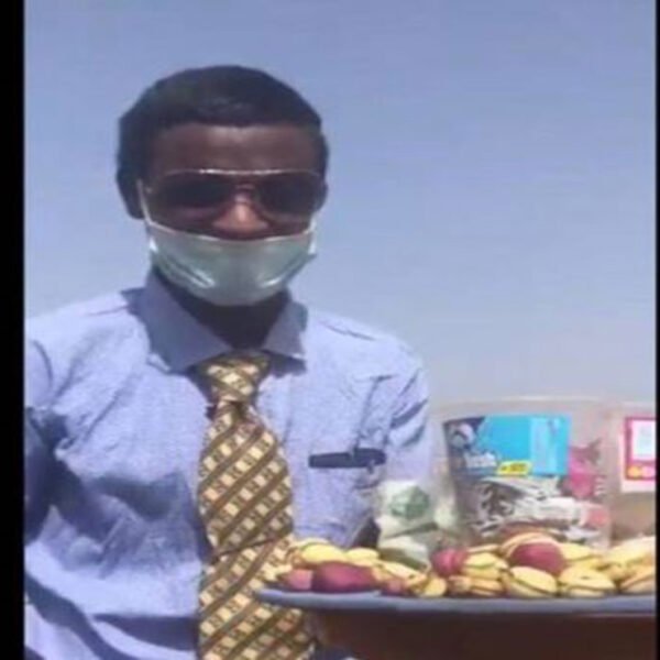 El video de un vendedor ambulante en Nigeria usando traje ha cautivado las redes sociales, pues a pesar del intenso calor, luce presentable durante su jornada laboral