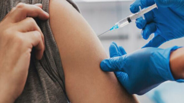 La Cruz Roja alertó sobre la difusión de una cadena que circula en WhatsApp, en la que se invitan a ponerse la vacuna del Covid-19