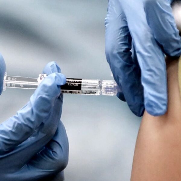 Personas de 30+ reciben vacuna antiCovid este martes en Mérida