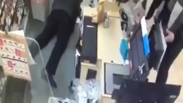 Hay empleados que hacen de todo para faltar a la chamba o le den el día libre, ese es el caso de un trabajador que fingió un desmayo