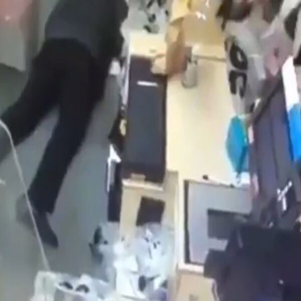 Hay empleados que hacen de todo para faltar a la chamba o le den el día libre, ese es el caso de un trabajador que fingió un desmayo