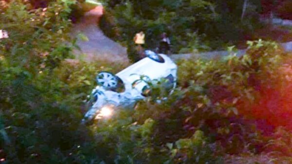 A causa de la lluvia, joven vuelca en el fraccionamiento Vivah II, Peto