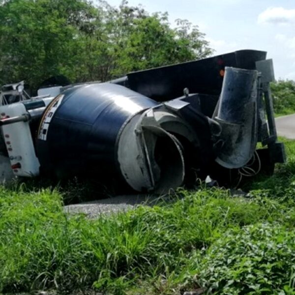 Vuelca sobre la carretera Mérida-Cancún una revolvedora con 22 toneladas de concreto