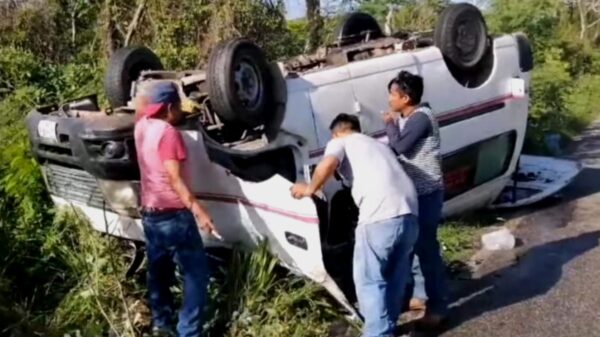 Trabajadores salen ilesos de volcadura registrada en la vía Kopomá-Maxcanú