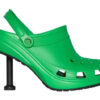 La marca de calzado estadounidense Crocs y Balenciaga crearon unos zuecos con tacón de aguja que ha generado reacciones encontradas
