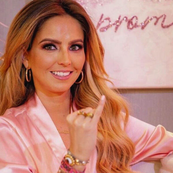 Karla Díaz en la bancarrota, vende vasos por casi dos mil pesos