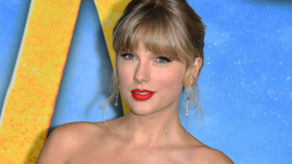 Taylor Swift festeja el aniversario de lanzamiento de su álbum ‘Folklore’