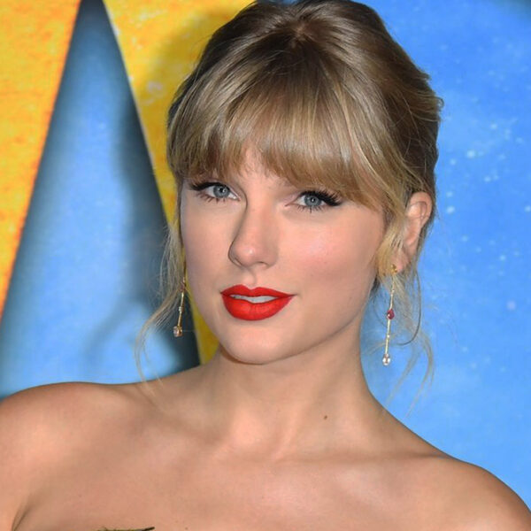 Taylor Swift festeja el aniversario de lanzamiento de su álbum ‘Folklore’