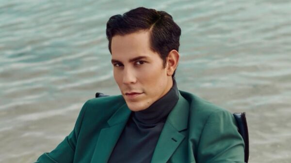 Christian Chávez impacta a sus fans con foto al desnudo