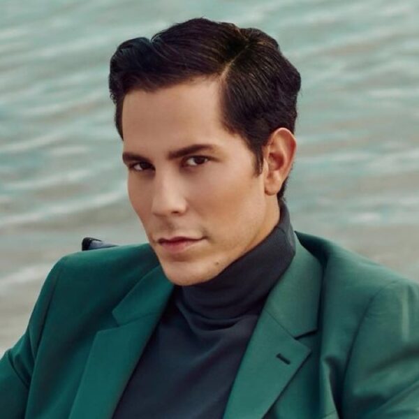 Christian Chávez impacta a sus fans con foto al desnudo