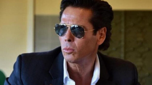 Roberto Palazuelos se la toma en popote y se da un baño de pueblo