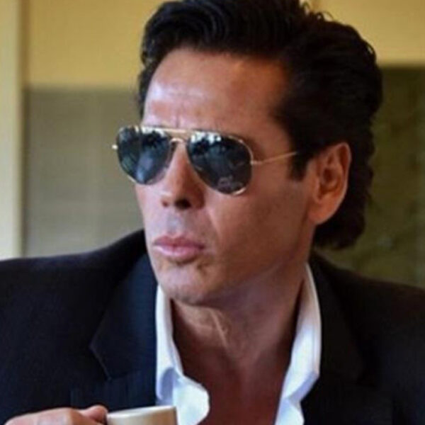 Roberto Palazuelos se la toma en popote y se da un baño de pueblo