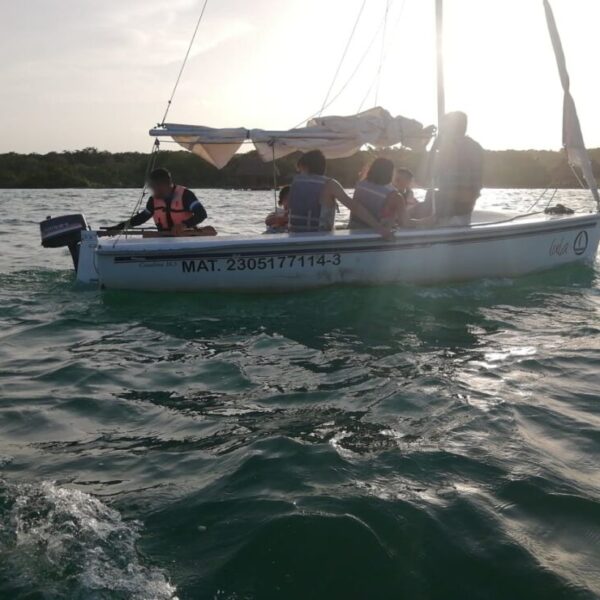 Siete turistas de nacionalidad mexicana, fueron rescatados por Ensar, luego de que el velero en el que paseaban quedará a la deriva