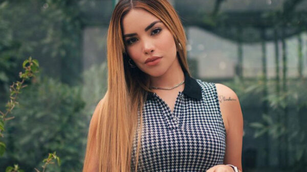 Kimberly Loaiza preocupa a sus fans al aparecer con bata de hospital