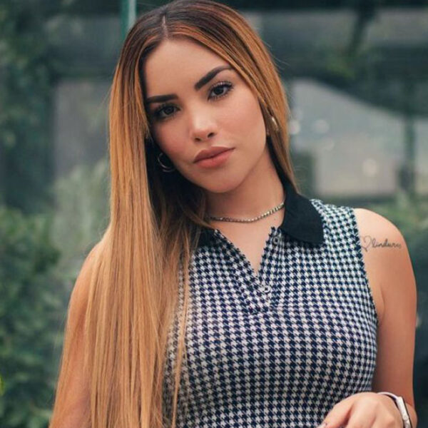 Kimberly Loaiza preocupa a sus fans al aparecer con bata de hospital