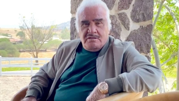 Vicente Fernández reaparece en redes tras ser hospitalizado de emergencia