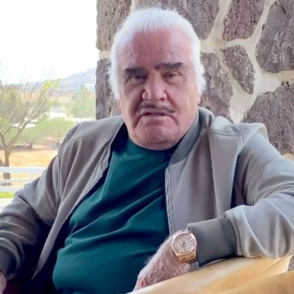Vicente Fernández reaparece en redes tras ser hospitalizado de emergencia