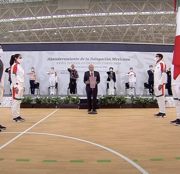 Abandera AMLO a atletas rumbo a Tokio 2020; ofrece premios