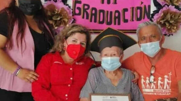Concluye abuelita de casi 90 años sus estudios de secundaria