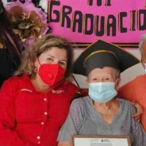 Concluye abuelita de casi 90 años sus estudios de secundaria