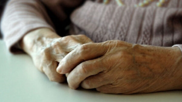 El mal olor delató a una abuelita; mantenía a su esposo muerto en su casa