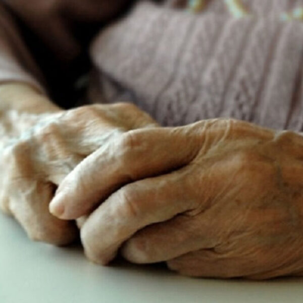 El mal olor delató a una abuelita; mantenía a su esposo muerto en su casa