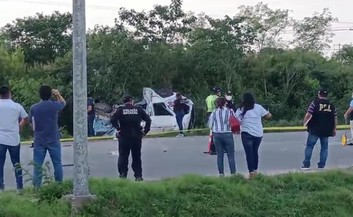 Fuerte choque entre combi y tráiler deja 4 muertos en Periférico de Mérida