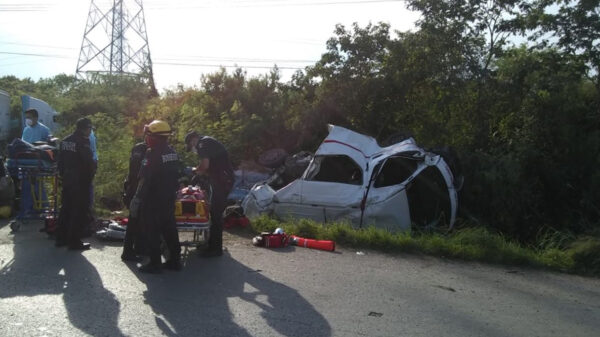 Fuerte choque entre combi y tráiler deja 4 muertos en Periférico de Mérida