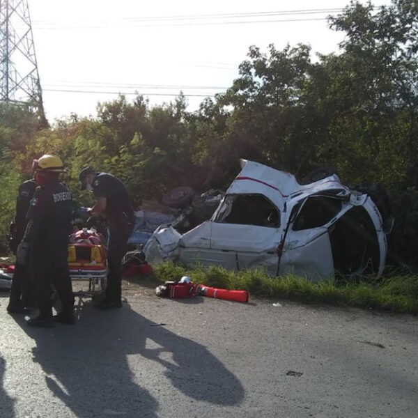 Fuerte choque entre combi y tráiler deja 4 muertos en Periférico de Mérida