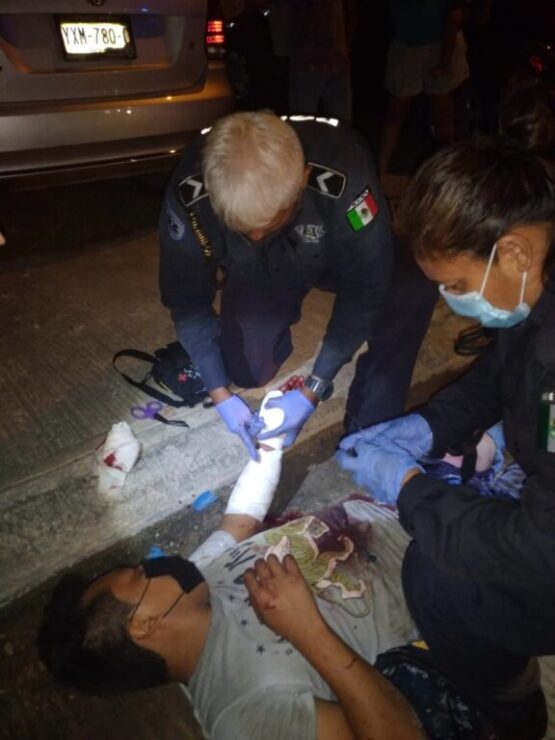 Detienen a dos sujetos en moto por machetear a un hombre en Umán