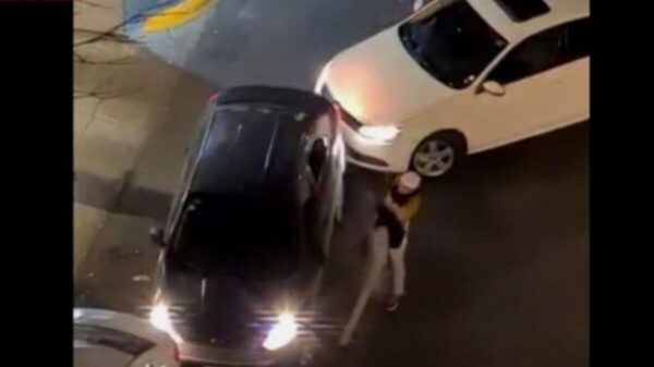 Sujeto causa destrozos a un vehículo, solo porque obstruía la entrada a su casa