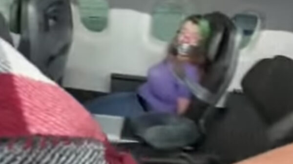 Video: mujer enloquece en avión y es amarrada en su asiento