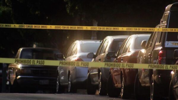 Policía sorprende a mujer con cadáveres de dos niños en su auto