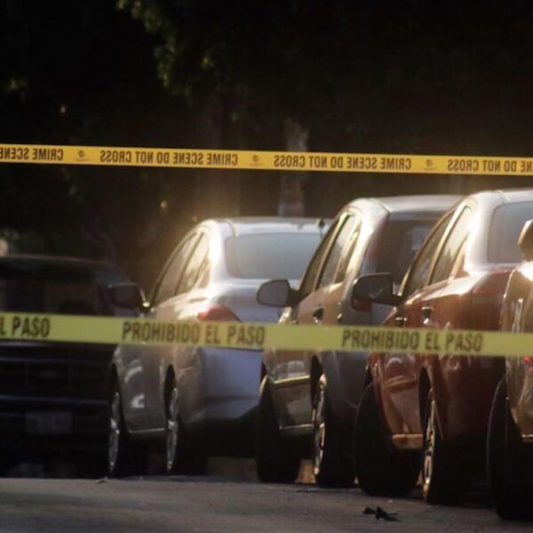 Policía sorprende a mujer con cadáveres de dos niños en su auto