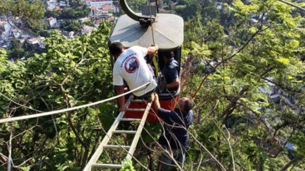 Quedan atrapadas 9 personas en teleférico, en Guerrero
