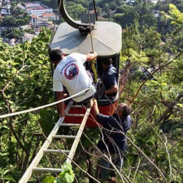 Quedan atrapadas 9 personas en teleférico, en Guerrero