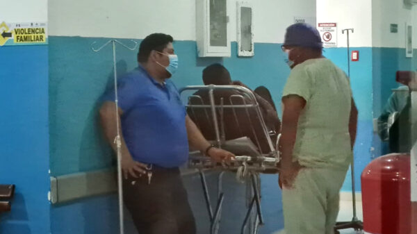 Cancún: Hombre se salvó de ejecución al arrojarse del auto de sus captores